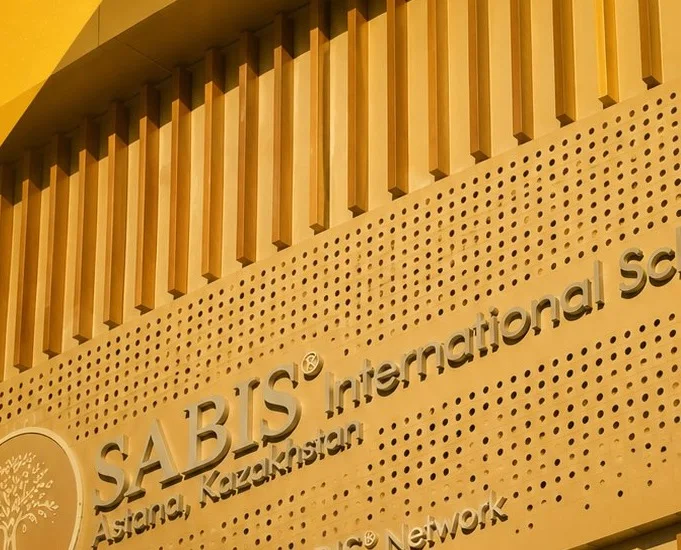 Вывеска SABIS International School на готовом фасаде